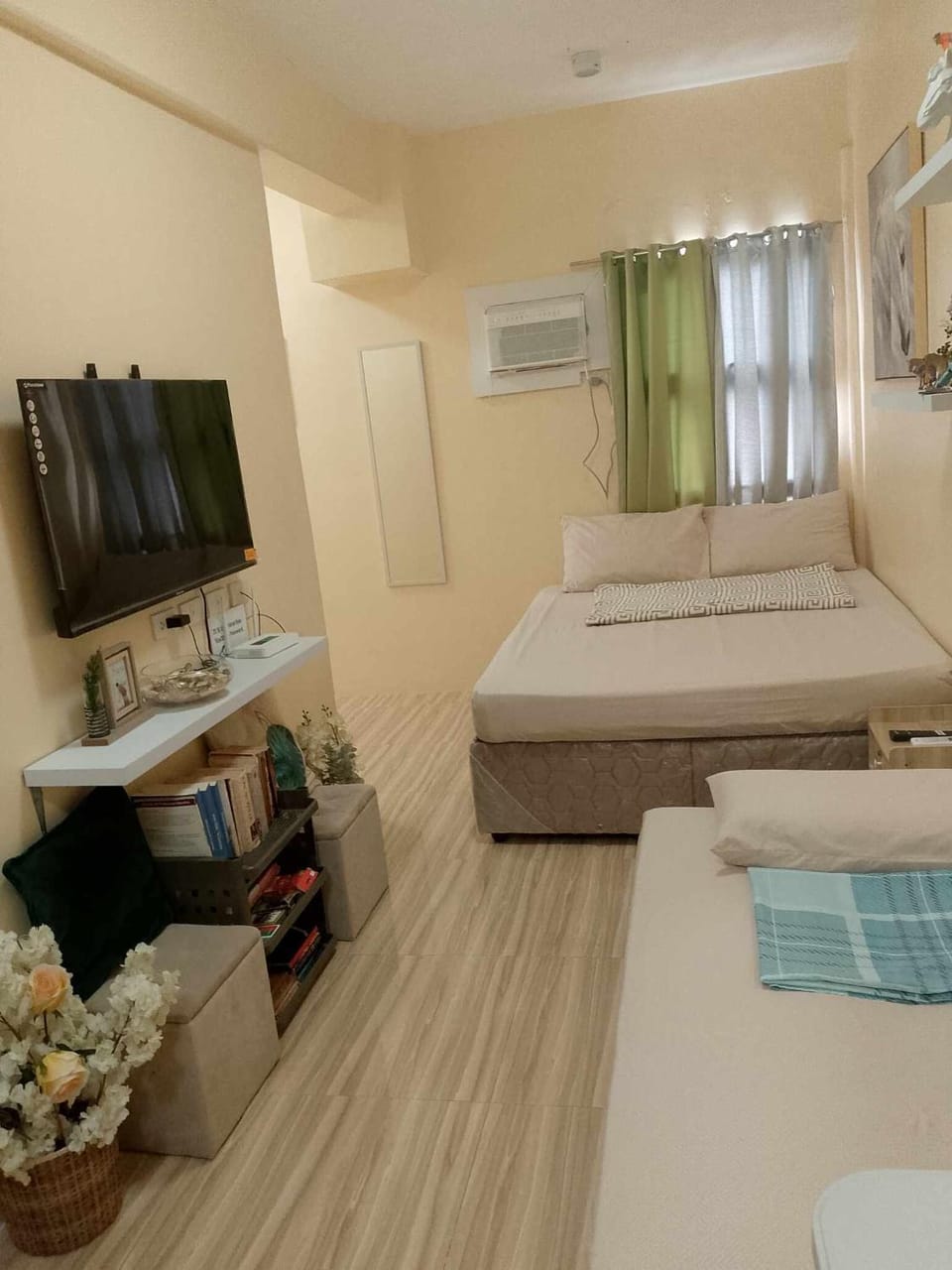 Bed, TV and multimedia, Living room, Seating area, Evening entertainment, Bedroom, air conditioner