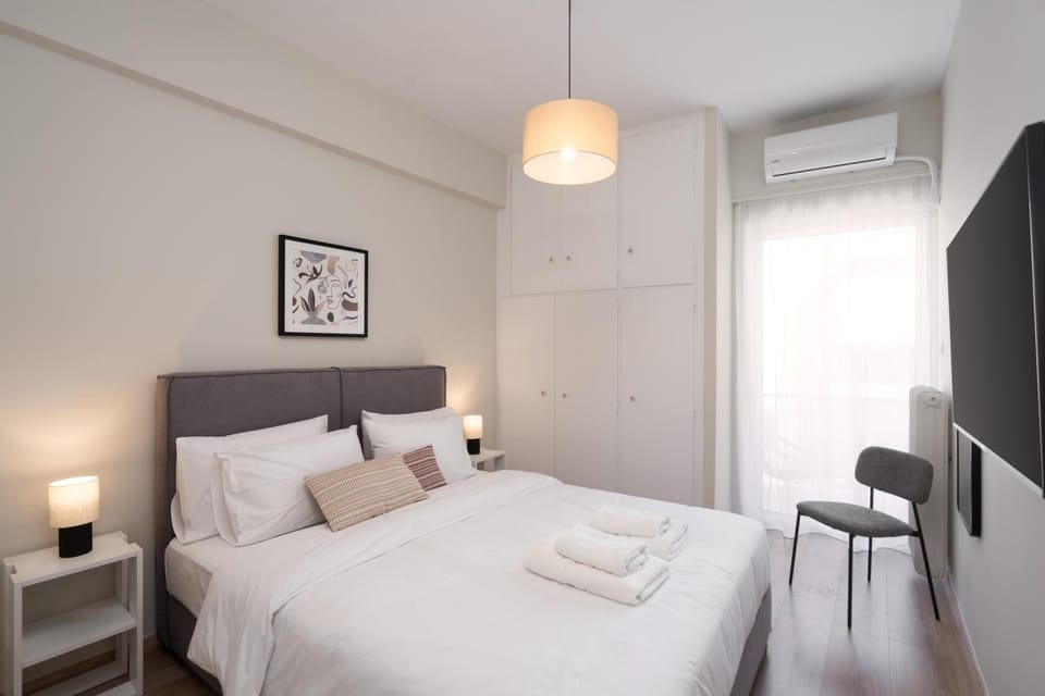 Bed, TV and multimedia, Photo of the whole room, Bedroom, towels, air conditioner