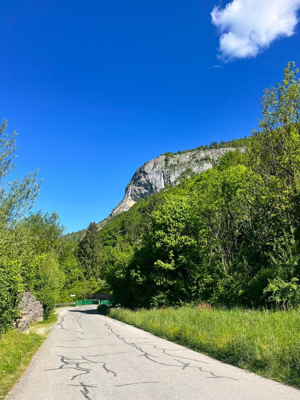 Nearby landmark, Spring, Day, Neighbourhood, Natural landscape, Mountain view