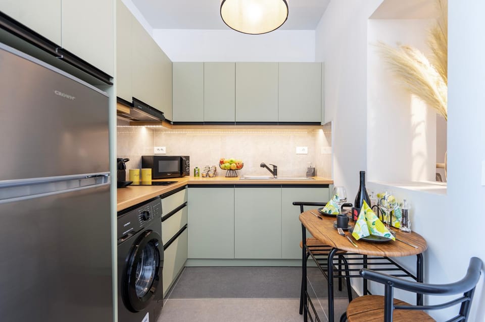 Kitchen or kitchenette, Dining area, stove