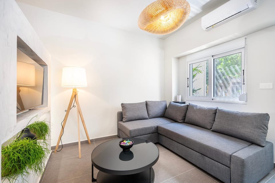 TV and multimedia, Seating area, air conditioner