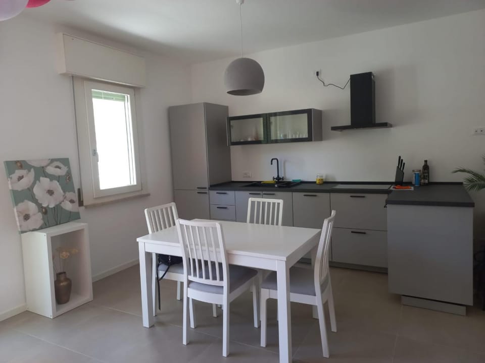 Kitchen or kitchenette, Dining area, stove