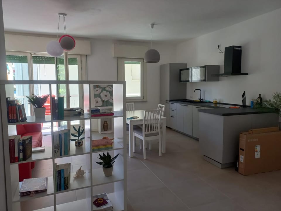 Kitchen or kitchenette, dishwasher, stove