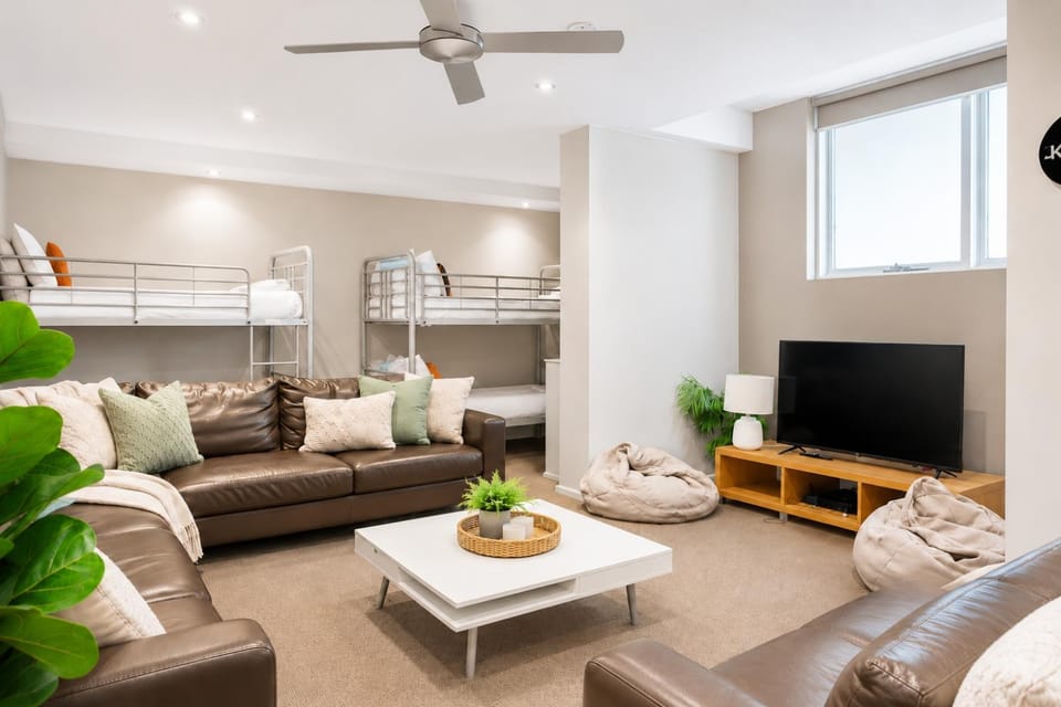 Communal lounge/ TV room, TV and multimedia, Seating area, bunk bed