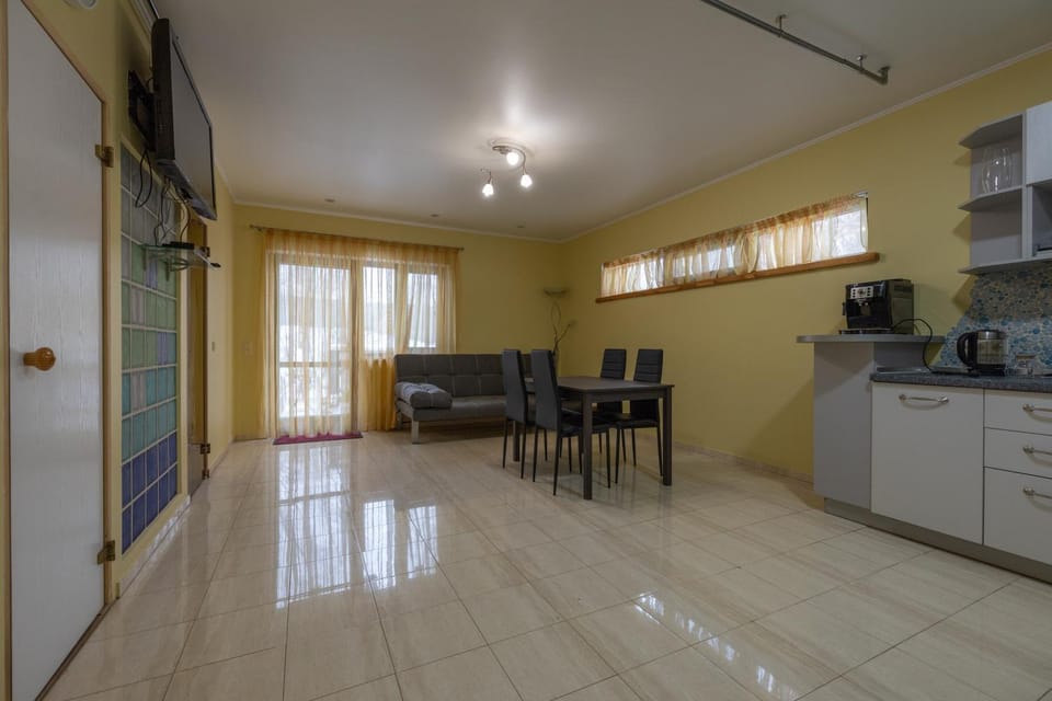 Kitchen or kitchenette, Seating area, Dining area, dishwasher, pet friendly, stove