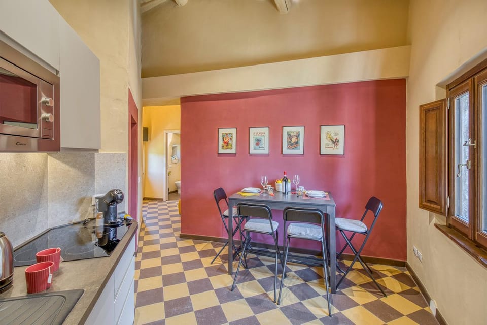 Kitchen or kitchenette, Dining area
