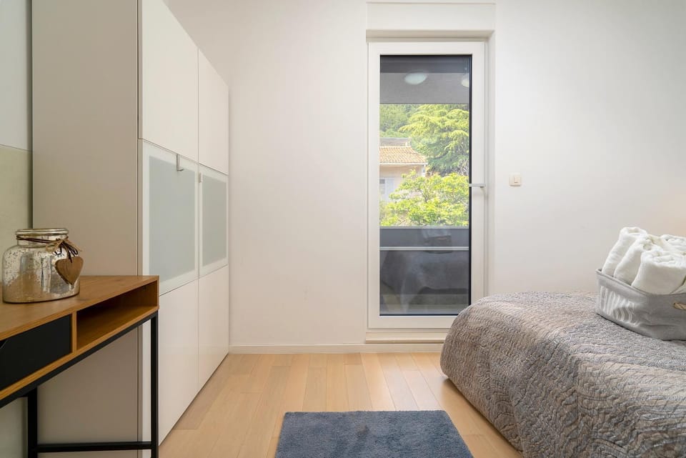 Bed, Photo of the whole room, Seating area, Bedroom