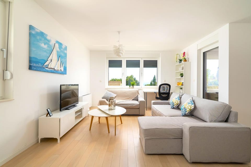 Communal lounge/ TV room, TV and multimedia, Living room, Seating area, Evening entertainment
