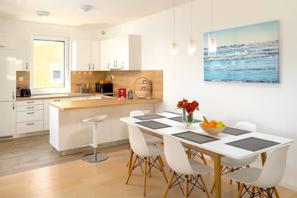 Coffee/tea facilities, Kitchen or kitchenette, Dining area, minibar, oven, pet friendly, stove, toaster