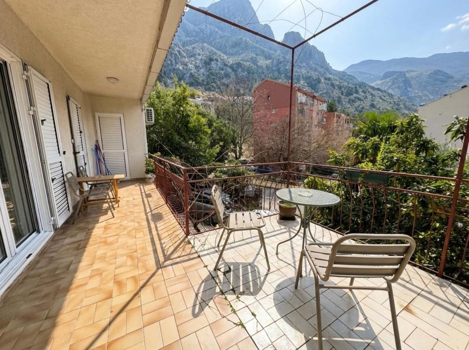 Golden Bay Apartment Hostel in Dobrota