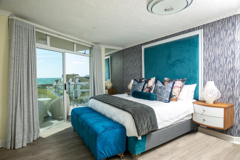 Bed, View (from property/room), Balcony/Terrace, Seating area