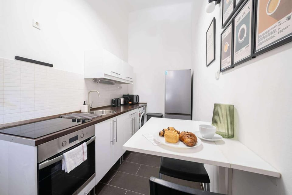 Coffee/tea facilities, microwave, oven, toaster