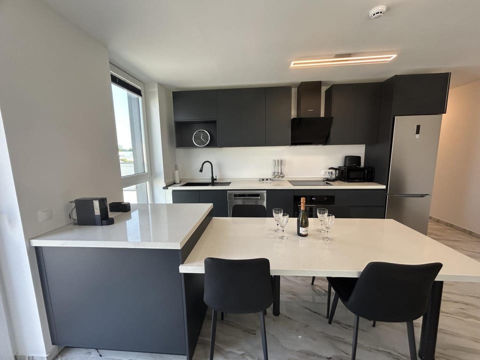 Kitchen or kitchenette, Dining area, stove
