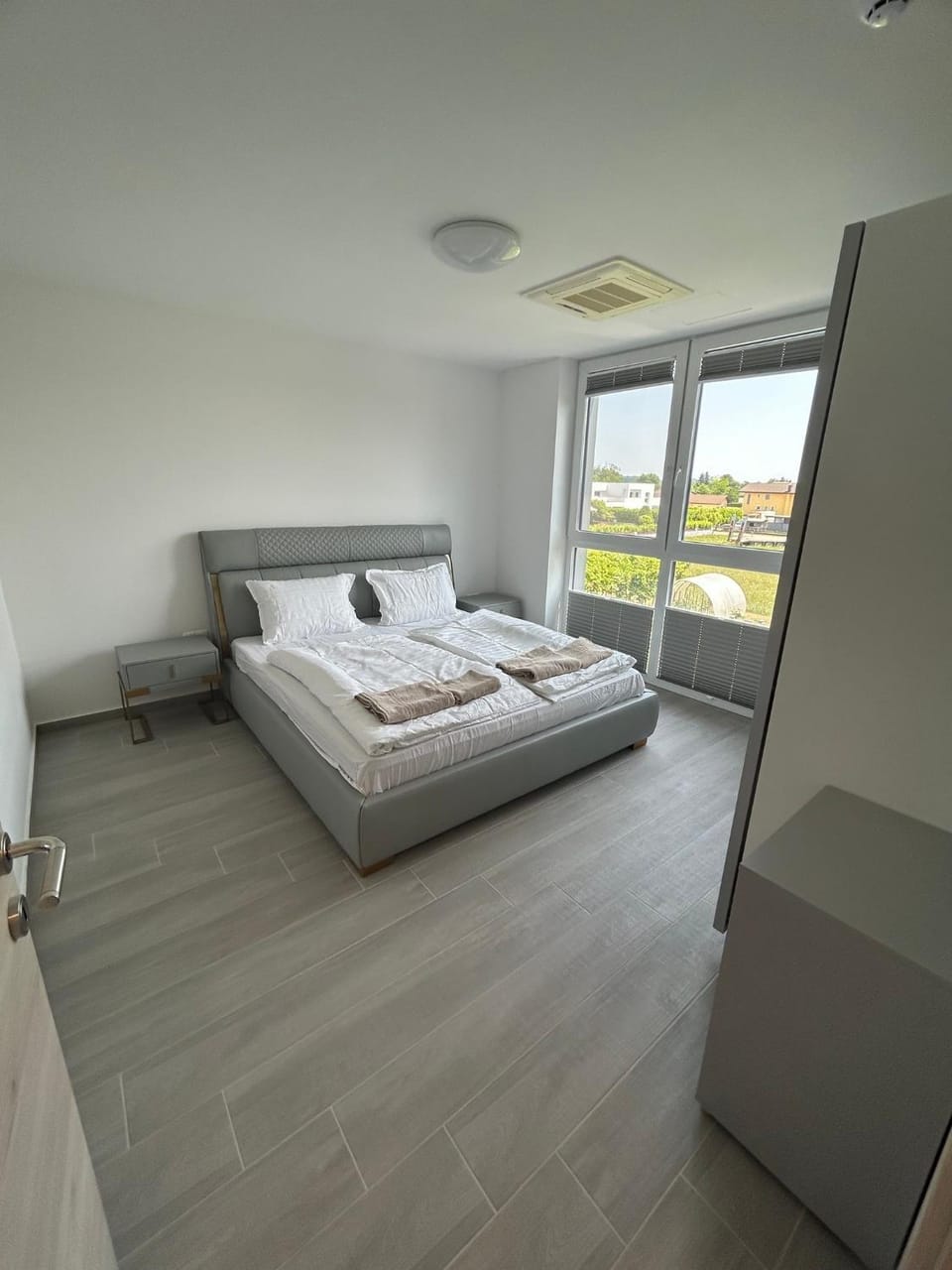 Bed, Bedroom, towels