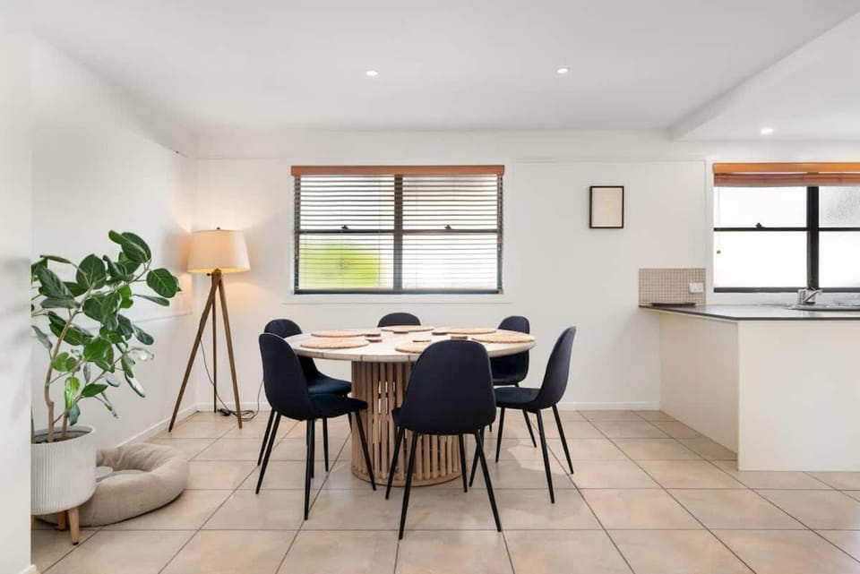 Dining area, Pets, internet, internet, pet friendly, air conditioner, air conditioner