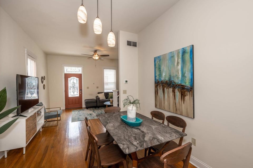 Cityscape Escape - Local Eateries House in Cincinnati