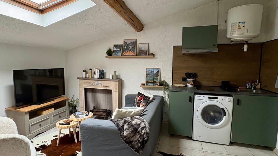 Kitchen or kitchenette, Living room, stove