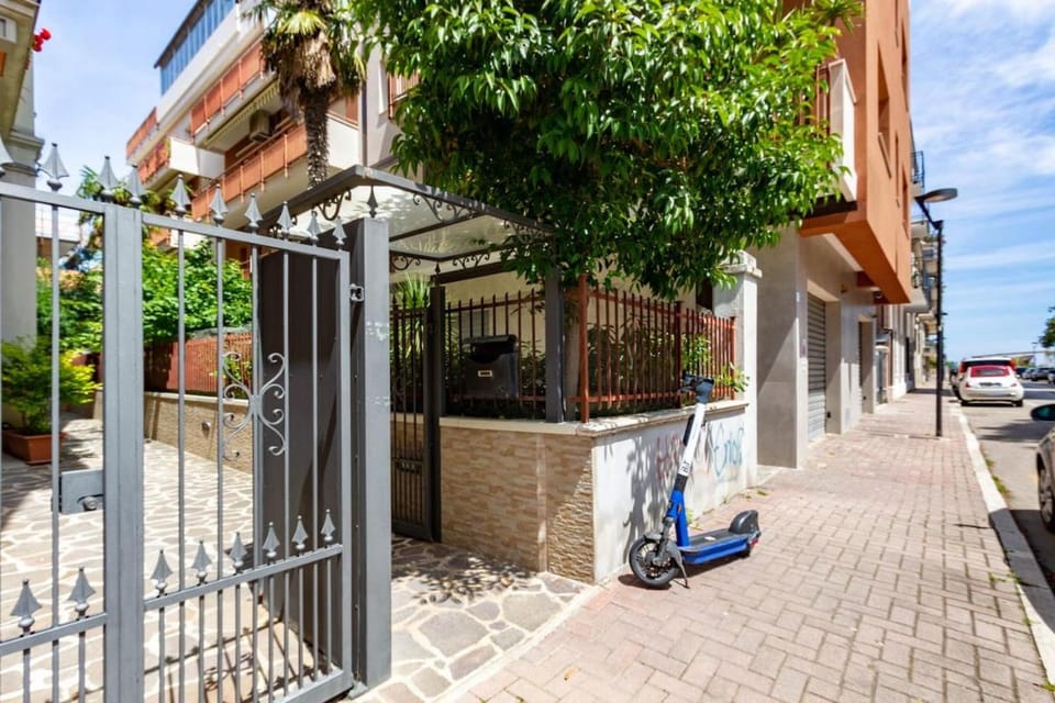 Neighbourhood, Street view