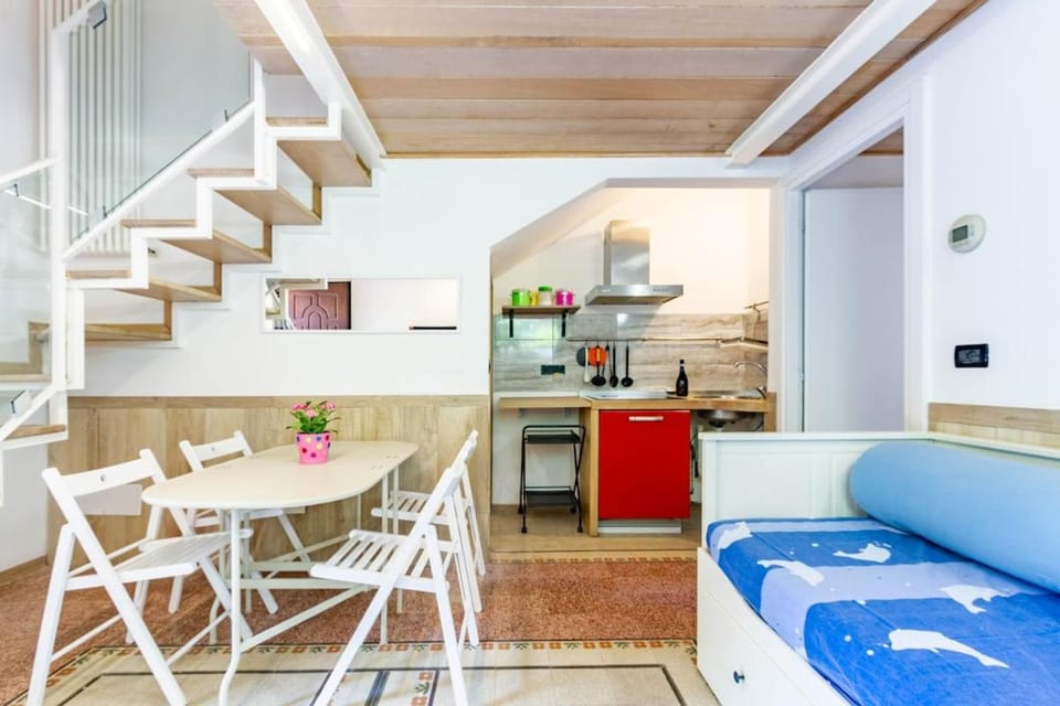 Living room, Seating area, Dining area, stove