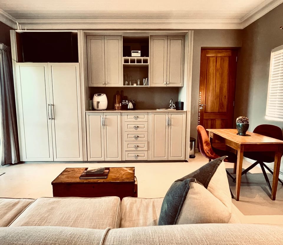 Belle Vallee Guestroom 1 Bed and Breakfast in Cape Town