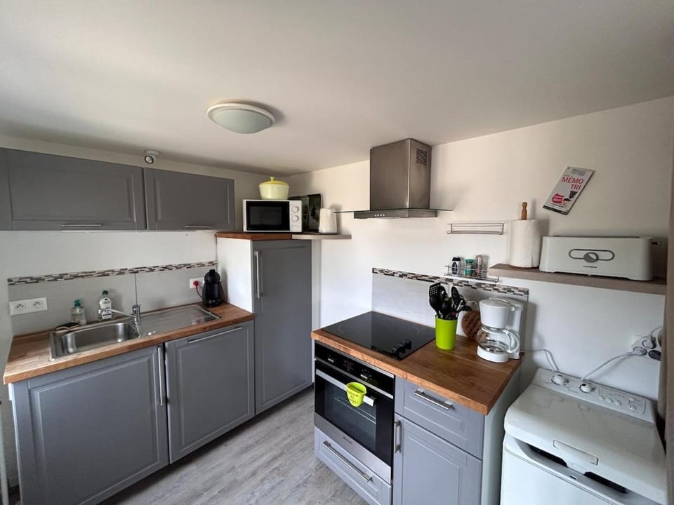 Coffee/tea facilities, Kitchen or kitchenette, dishwasher, oven, stove, toaster