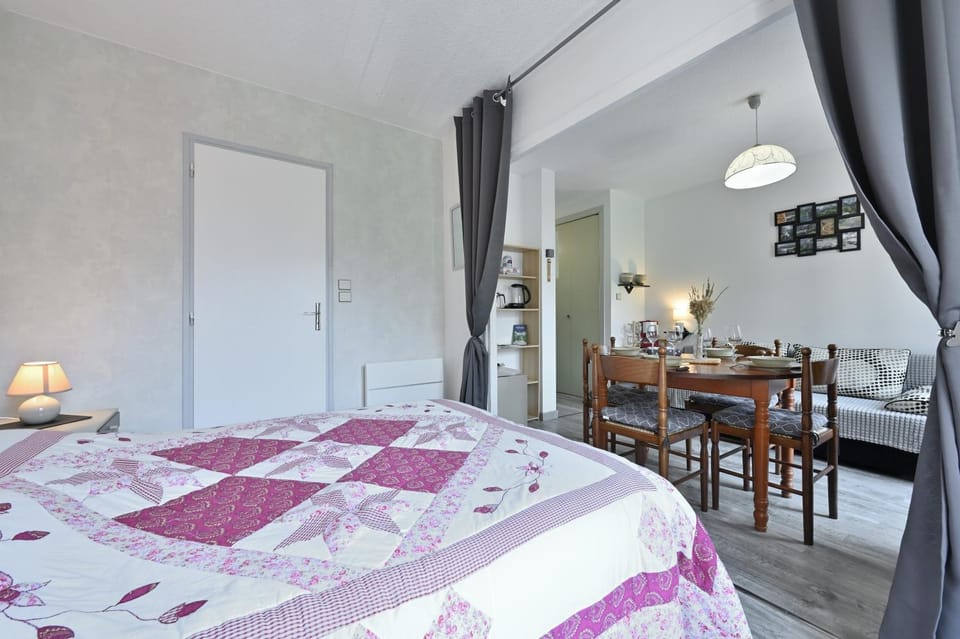 Property building, Living room, Bedroom