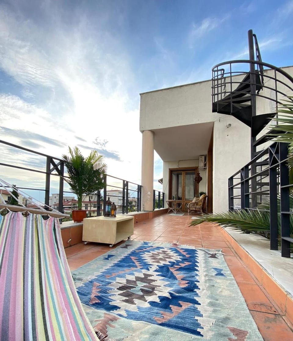Property building, Patio, Balcony/Terrace