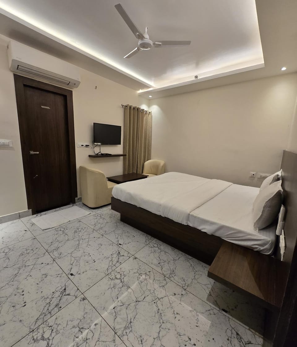 Bed, TV and multimedia, Photo of the whole room, Bedroom, air conditioner
