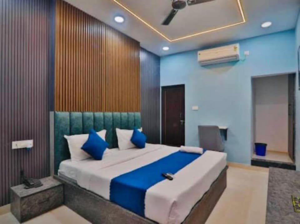 Bed, Living room, Photo of the whole room, Seating area, Bedroom, fireplace, air conditioner
