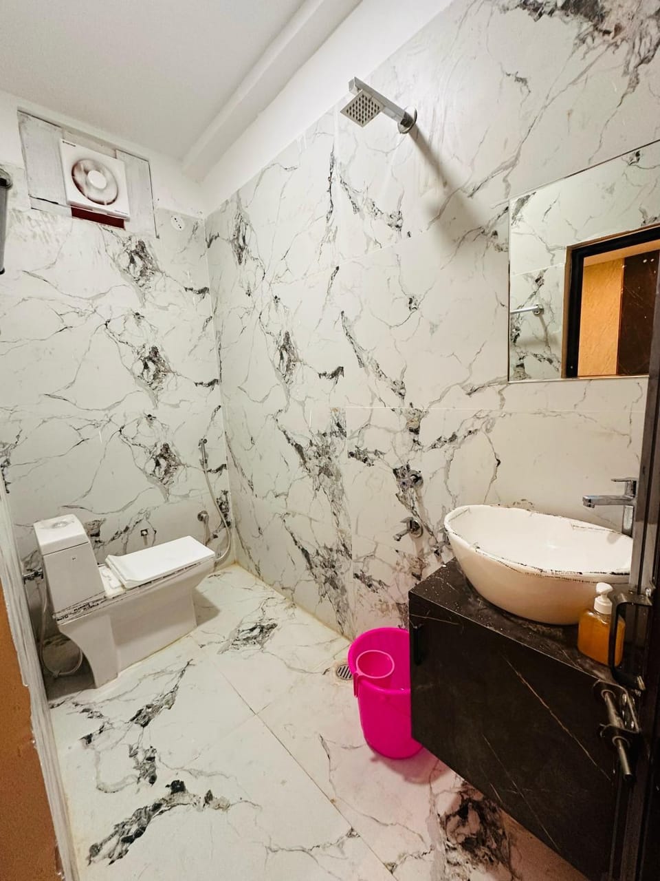 Shower, Toilet, Bathroom, Bath, bidet, towels