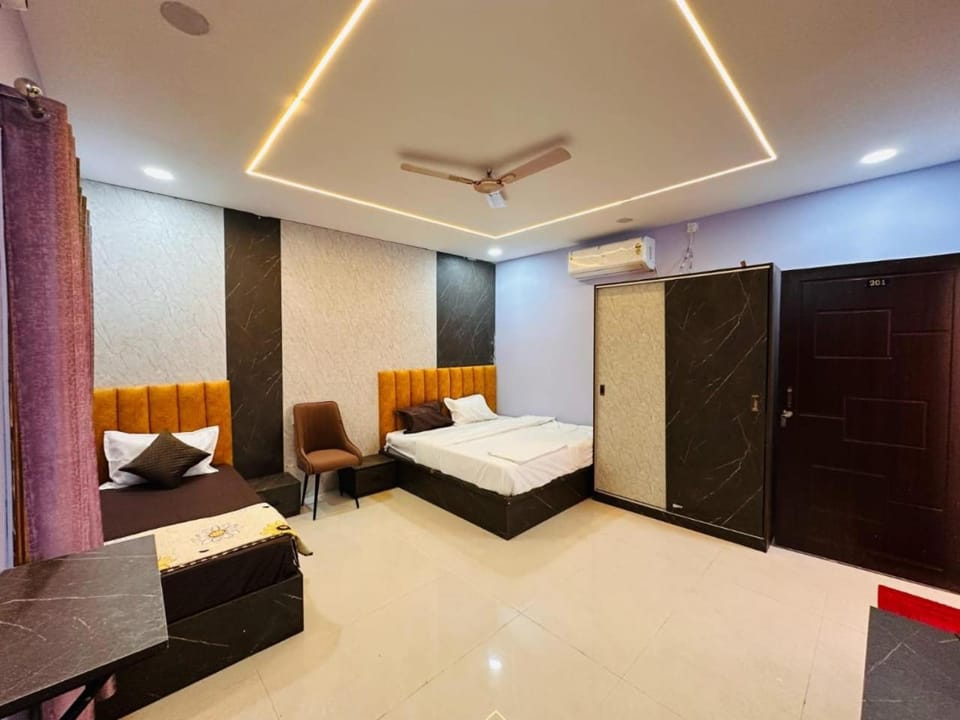 Bed, TV and multimedia, Living room, Photo of the whole room, Seating area, Bedroom, wardrobe, air conditioner