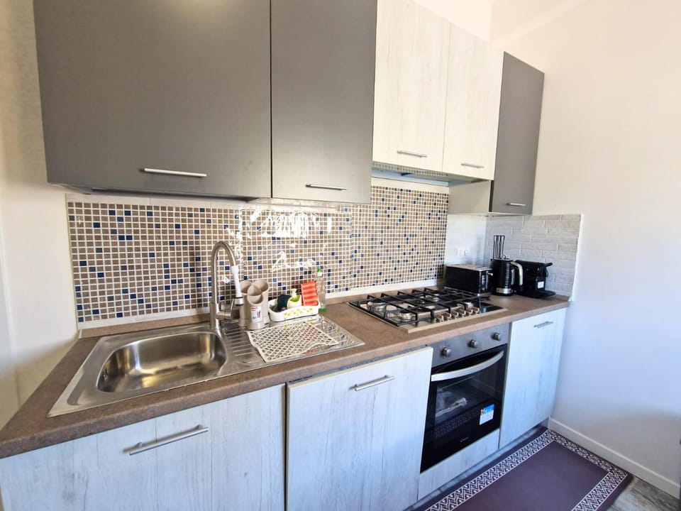 Kitchen or kitchenette, dishwasher, stove