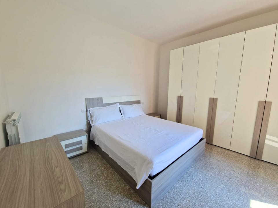 Bed, Photo of the whole room, wardrobe