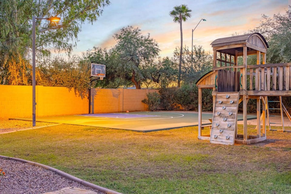Scottsdale Clubhouse - For 10 House in Scottsdale