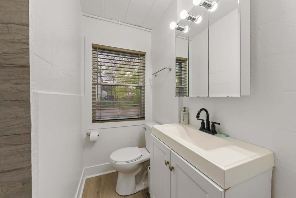 Chic City Retreat 93J For 2 Apartment in Ohio