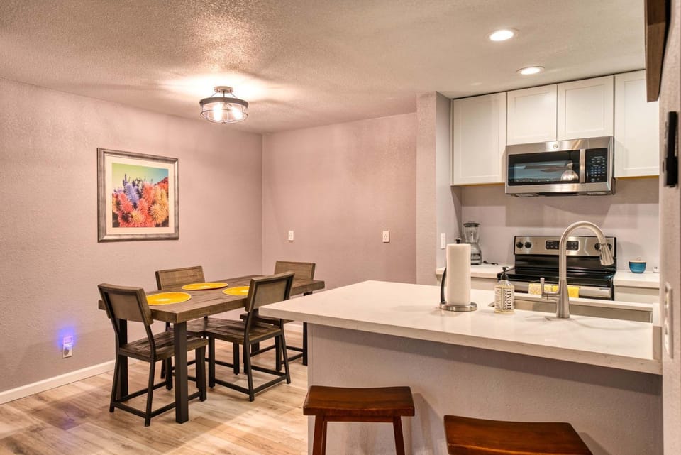 2BR Sleeps 6 Pool BBQ Gym Hot Tub & Bar Hopping House in Scottsdale