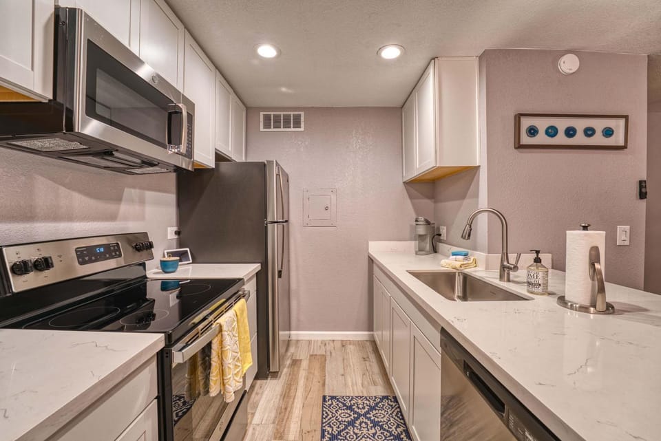 2BR Sleeps 6 Pool BBQ Gym Hot Tub & Bar Hopping House in Scottsdale