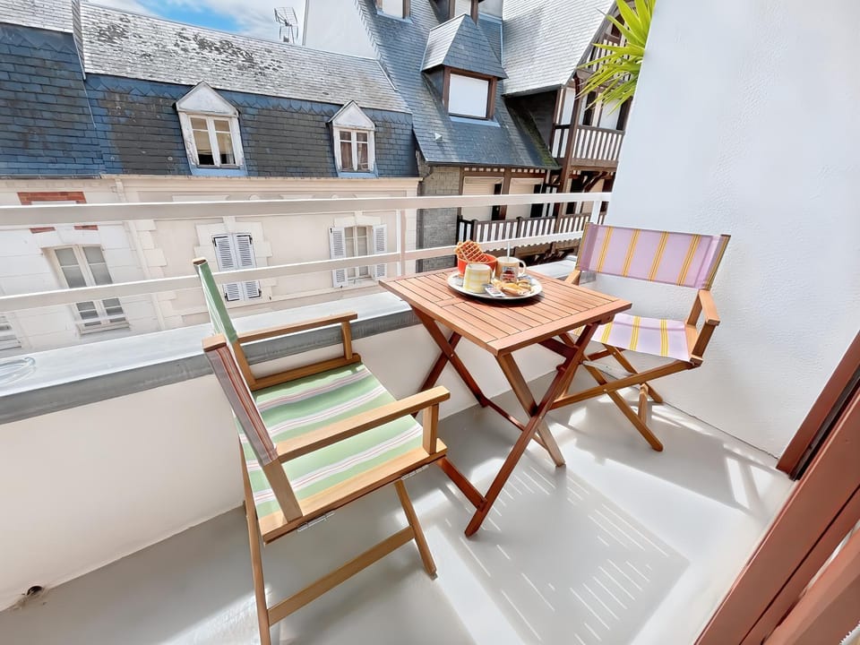 View (from property/room), Balcony/Terrace, Dining area