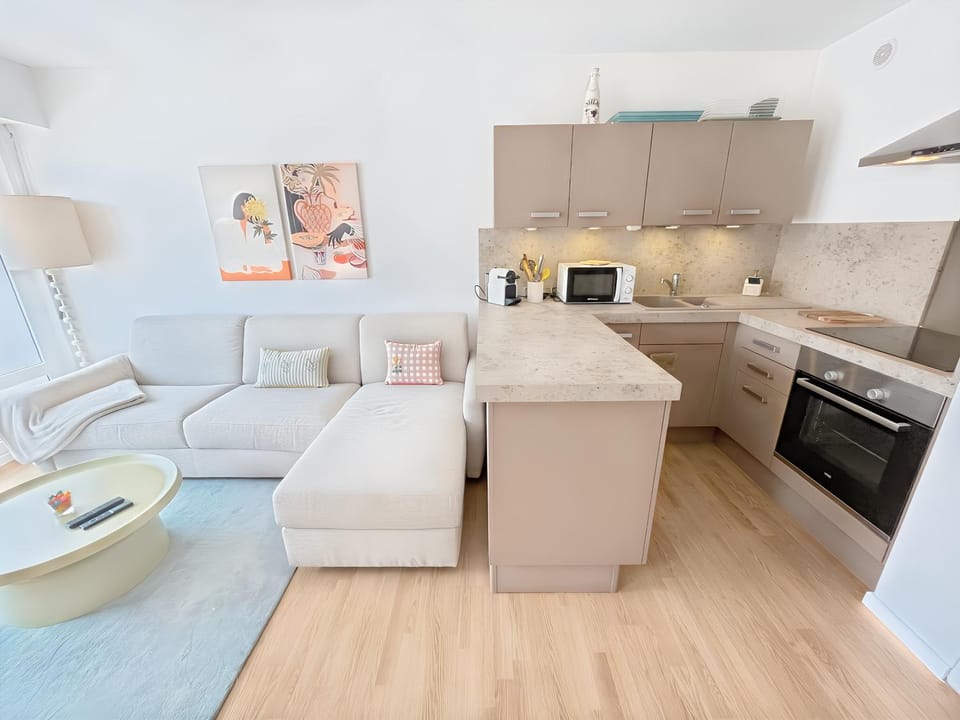 Kitchen or kitchenette, Living room, oven, pet friendly, stove, toaster