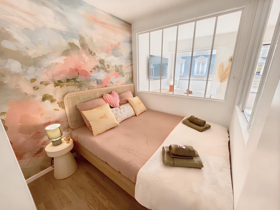 Bed, Photo of the whole room, Bedroom, towels