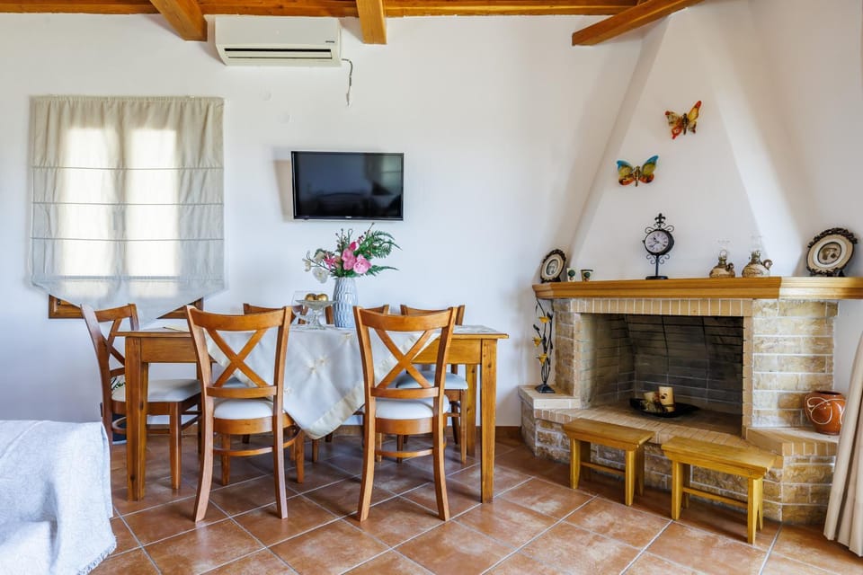 TV and multimedia, Living room, Seating area, Dining area, air conditioner