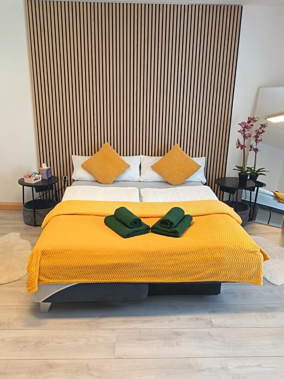 Bed, Photo of the whole room, Bedroom, towels