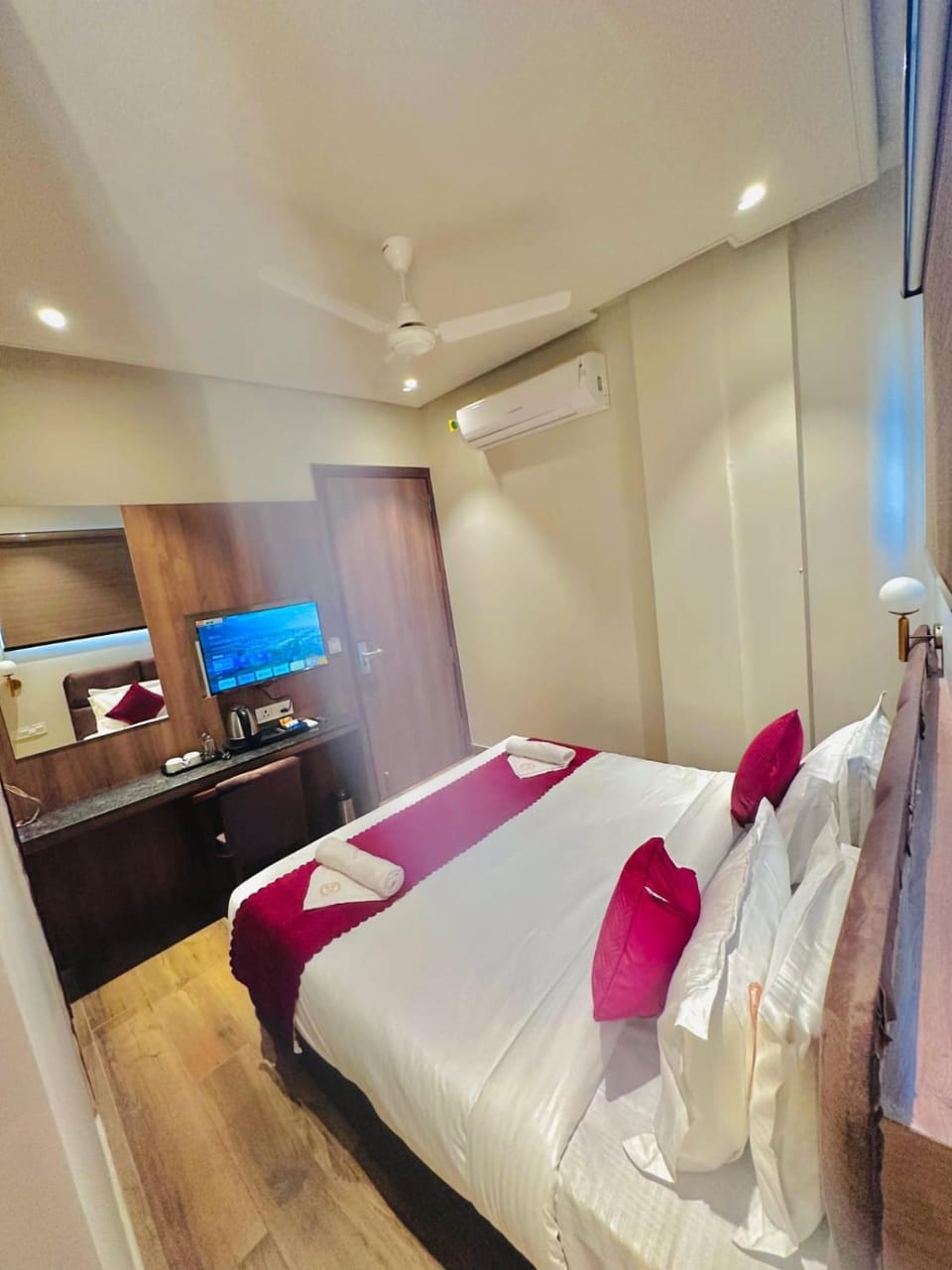 Bed, TV and multimedia, Bedroom, minibar, towels