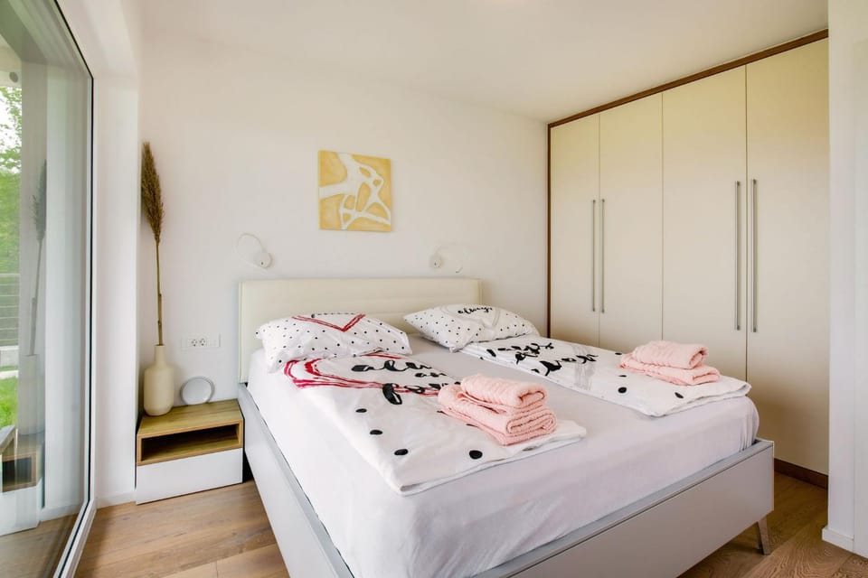 View (from property/room), Balcony/Terrace, Bedroom, City view, Garden view, Sea view, furniture, internet