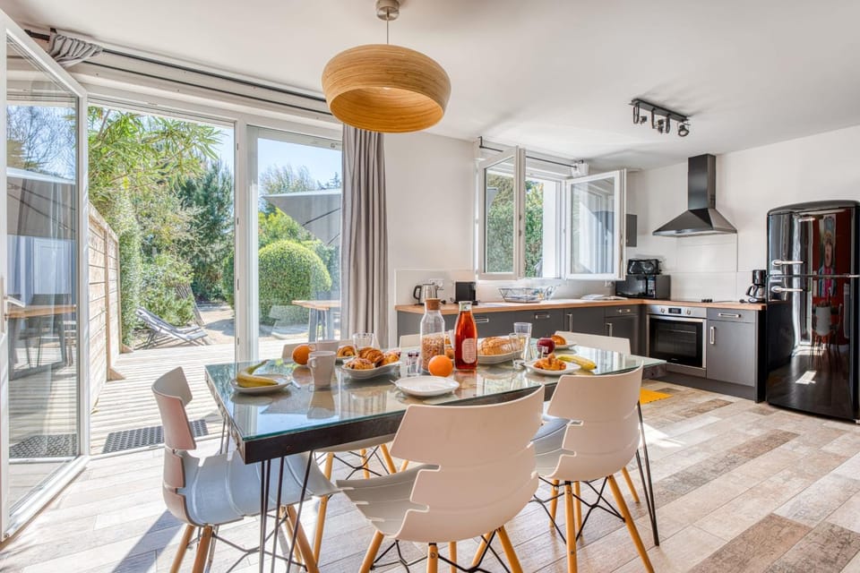 Coffee/tea facilities, Kitchen or kitchenette, Seating area, oven, stove