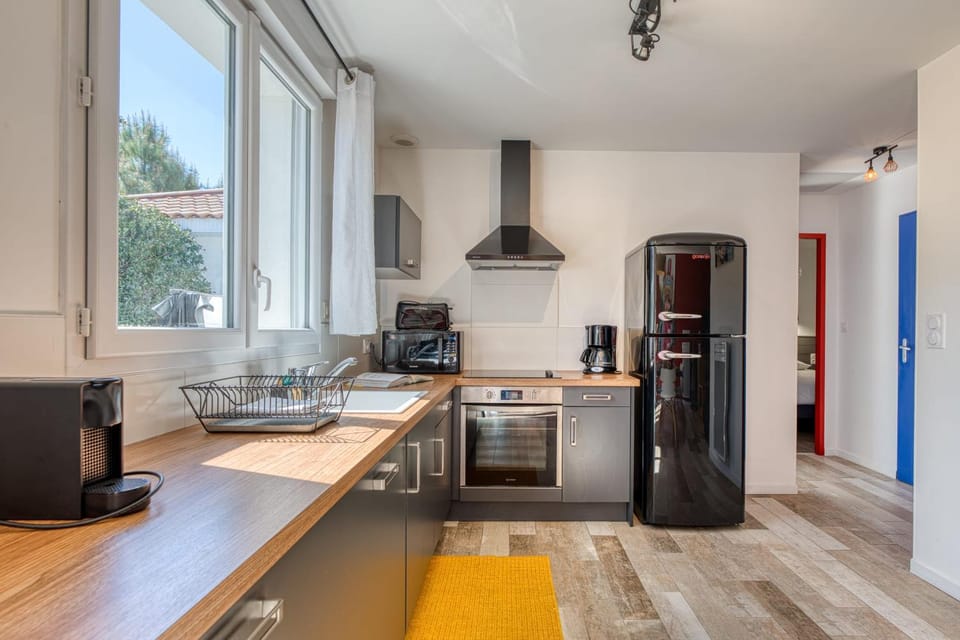 Kitchen or kitchenette, Dining area, oven, pet friendly, stove, toaster