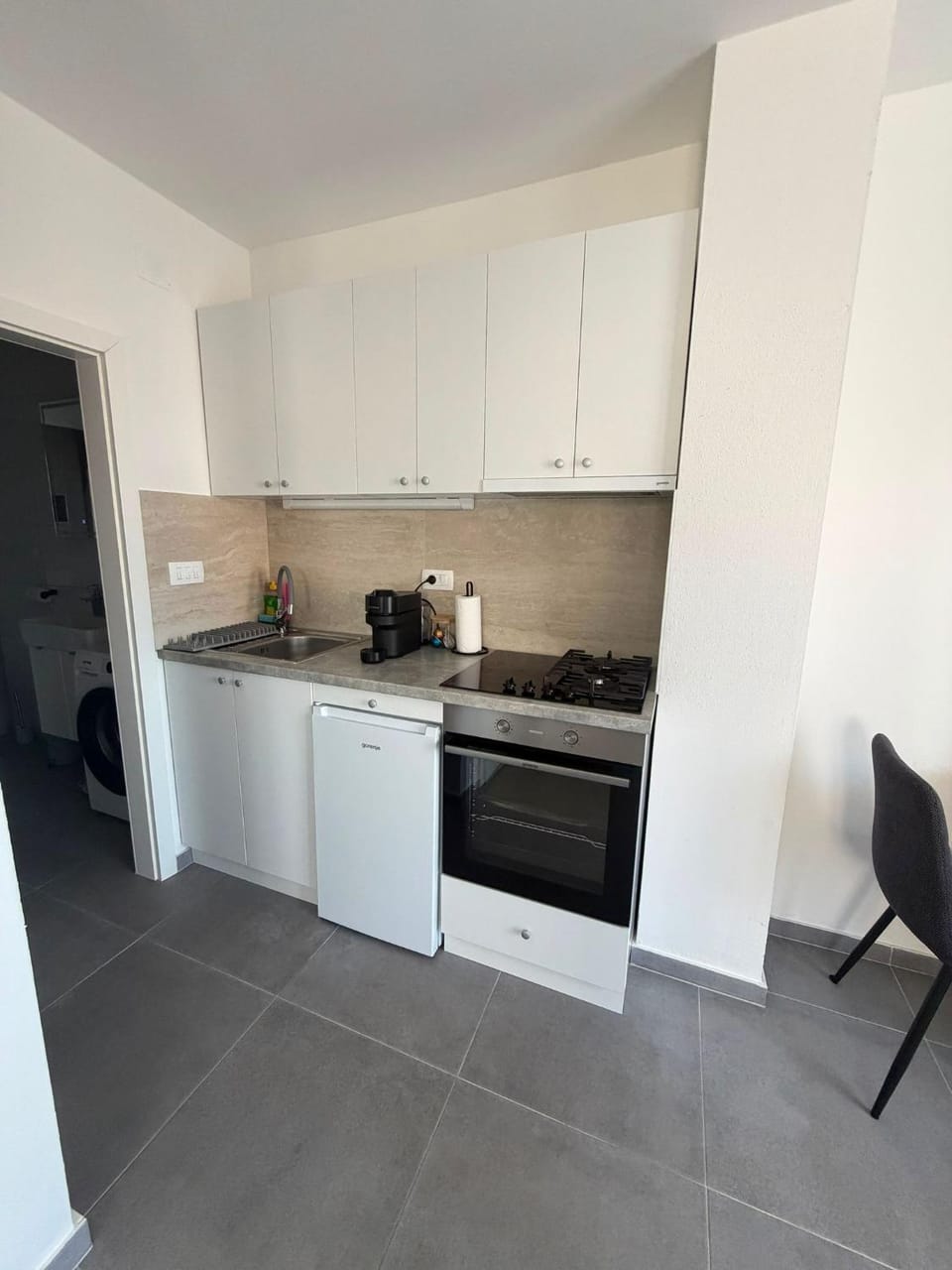 Coffee/tea facilities, Kitchen or kitchenette, Dining area, oven