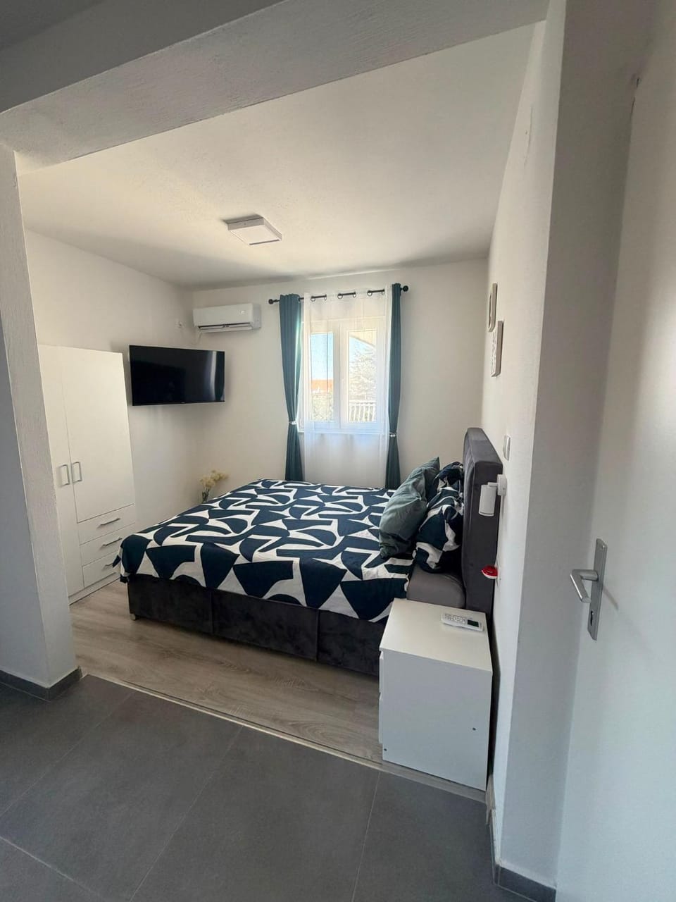 Bed, TV and multimedia, Bedroom