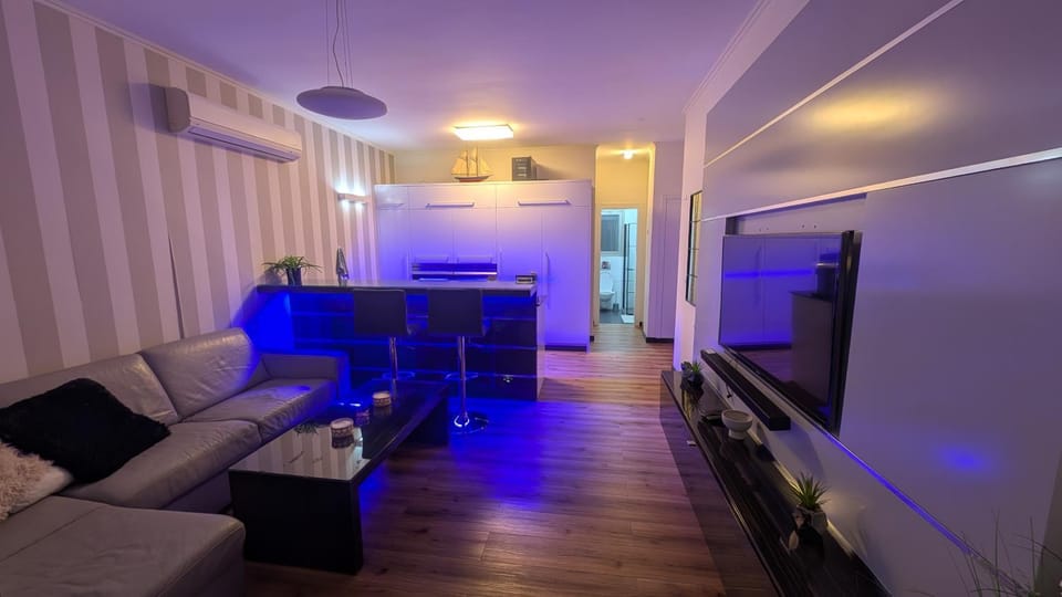 Communal lounge/ TV room, TV and multimedia, Kitchen or kitchenette, Seating area, Evening entertainment, oven, air conditioner