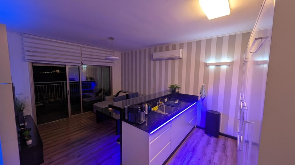 Communal lounge/ TV room, Game Room, TV and multimedia, Kitchen or kitchenette, Living room, Seating area, Evening entertainment